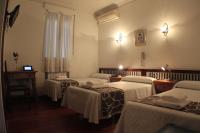 A bed or beds in a room at Hostal Esmeralda