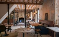 een restaurant met tafels en stoelen in een kamer bij La Planque en Perche in Bellou-le-Trichard
