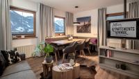Ein Sitzbereich in der Unterkunft Arthur's Hotel und Apartments am Achensee