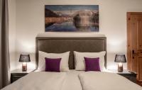 Ein Bett oder Betten in einem Zimmer der Unterkunft Arthur's Hotel und Apartments am Achensee