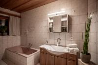 Ein Badezimmer in der Unterkunft Arthur's Hotel und Apartments am Achensee