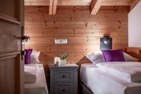 Ein Bett oder Betten in einem Zimmer der Unterkunft Arthur's Hotel und Apartments am Achensee