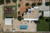Bazén v ubytovaní Villa Of the hill with heated Pool, BBQ & Kids Playground alebo v jeho blízkosti