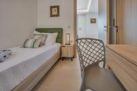 Posteľ alebo postele v izbe v ubytovaní Villa Of the hill with heated Pool, BBQ & Kids Playground
