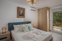 Posteľ alebo postele v izbe v ubytovaní Villa Of the hill with heated Pool, BBQ & Kids Playground