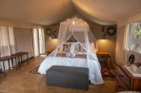 Umkumbe Bush Lodge - Luxury Tented Campにあるベッド