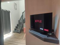 Televízia a/alebo spoločenská miestnosť v ubytovaní Superbe appartement au cœur du centre ville
