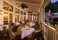 Ein Restaurant oder anderes Speiselokal in der Unterkunft The Palms Hotel &amp; Spa 