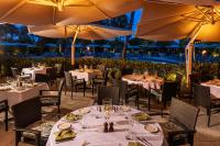 Ein Restaurant oder anderes Speiselokal in der Unterkunft The Palms Hotel &amp; Spa 