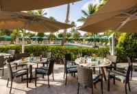Ein Restaurant oder anderes Speiselokal in der Unterkunft The Palms Hotel &amp; Spa 