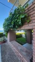 Vonkajšia záhrada v ubytovaní Evita Maisonette, Elegant Beachfront apt, Polychrono