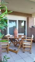 Patio alebo iná vonkajšia časť ubytovania Evita Maisonette, Elegant Beachfront apt, Polychrono