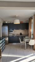 Kuchyňa alebo kuchynka v ubytovaní Evita Maisonette, Elegant Beachfront apt, Polychrono