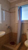 Kúpeľňa v ubytovaní Evita Maisonette, Elegant Beachfront apt, Polychrono