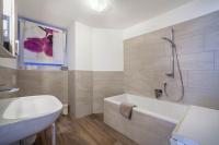 A bathroom at Haus Reimon Apt Reinhard