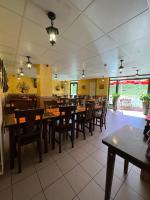 Un comedor con mesas y sillas en un restaurante. en Hotel Cims Pas de La Casa, en Pas de la Casa