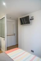 Televízia a/alebo spoločenská miestnosť v ubytovaní Jacuzzi Terrasse 86 - Terrasse & Climatisation - 4 personnes - BnB Epernay