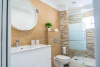 Kúpeľňa v ubytovaní Jacuzzi Terrasse 86 - Terrasse & Climatisation - 4 personnes - BnB Epernay