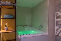 Kúpeľňa v ubytovaní Jacuzzi Terrasse 86 - Terrasse & Climatisation - 4 personnes - BnB Epernay