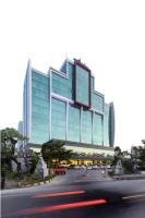 un gran edificio de cristal con una calle delante en Claro Hotel Kendari, en Kendari