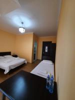 Ein Bett oder Betten in einem Zimmer der Unterkunft Delta Hotel