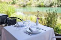 Tầm nhìn suối chảy gần quán trọ