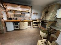 Kuchyňa alebo kuchynka v ubytovaní Prestige Apartament z sauna Zbojnicka Piwnica Krupowki