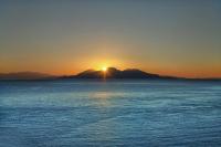 una puesta de sol sobre una gran masa de agua en Κastro Ηotel, en Agios Kirykos