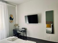 Televízia a/alebo spoločenská miestnosť v ubytovaní Smart Rooms Naples