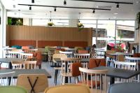 un restaurante vacío con mesas y sillas en ibis Styles Santander, en Santander