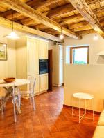 Televízia a/alebo spoločenská miestnosť v ubytovaní Agriturismo Corte Moranda
