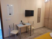 Televízia a/alebo spoločenská miestnosť v ubytovaní Kleanthi and Kostas Studios