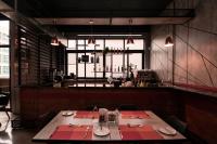 Un comedor con dos mesas y una ventana. en Lilian Lofts Hotel & Spa, en Johannesburgo