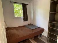 Łóżko lub łóżka w pokoju w obiekcie Les Chalets de Labeaume