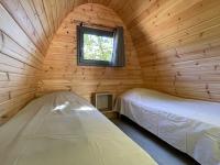 Łóżko lub łóżka w pokoju w obiekcie Les Chalets de Labeaume