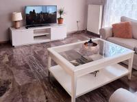 Televízia a/alebo spoločenská miestnosť v ubytovaní Glyfada-Elliniko