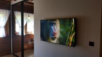 Televízia a/alebo spoločenská miestnosť v ubytovaní Villa Kum