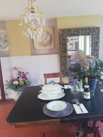 einen Esstisch mit einem Kuchen darüber in der Unterkunft Chambre d'hôte Moulin du Breuil. in Pionnat