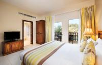 Postel nebo postele na pokoji v ubytování Al Hamra Village Hotel