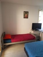 Telewizja i/lub zestaw kina domowego w obiekcie studio pour 3 personnes au calme dans villa