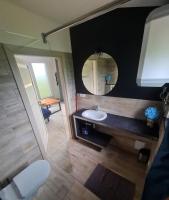 Kúpeľňa v ubytovaní LAWENDOWE DOMKI WIELE