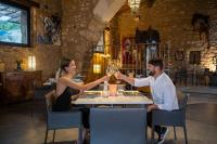 un homme et une femme assis à une table avec des verres à vin dans l'établissement Aqua Et Oleum, à Villamiel