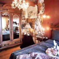 Łóżko lub łóżka w pokoju w obiekcie Leventis Art Suites