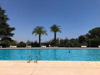 Basen w obiekcie Cannes Marina Résidence Le Surcouf - Studio de 28m2 au 10ème étage avec piscine, terrasse, parking, vue montagne et port : Mandelieu-La Napoule lub w pobliżu