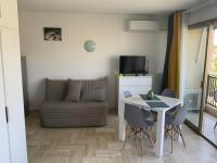 Telewizja i/lub zestaw kina domowego w obiekcie Cannes Marina Résidence Le Surcouf - Studio de 28m2 au 10ème étage avec piscine, terrasse, parking, vue montagne et port : Mandelieu-La Napoule