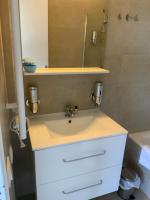 Łazienka w obiekcie Cannes Marina Résidence Le Surcouf - Studio de 28m2 au 10ème étage avec piscine, terrasse, parking, vue montagne et port : Mandelieu-La Napoule