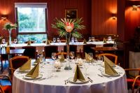 een tafel met een wit tafelkleed en een vaas met bloemen bij Premium Hotel Bacero Wrocław in Wrocław