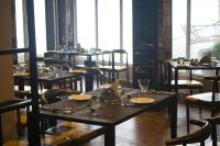 Un comedor con mesas y sillas en un restaurante. en Wonder Woods Boutique Hotel, en Darjeeling