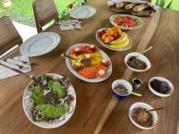 een houten tafel met borden met eten erop bij Pura Vida Vegana in Cahuita