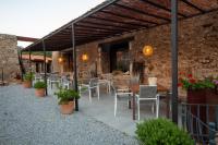 un patio avec une table et des chaises et un bâtiment dans l'établissement Aqua Et Oleum, à Villamiel